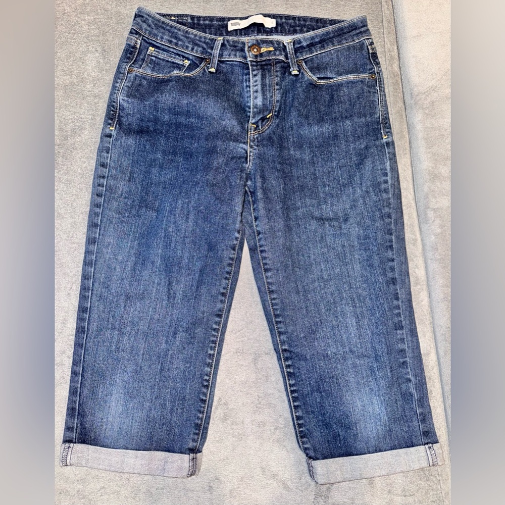 Levis Strauss- Women’s Classic Blue Denim Cuffed Capris Size 6 - Picture 3 of 15
